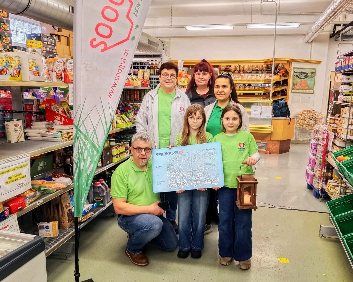 Die Kinderfreunde Ulmerfeld-Hausmening übergaben der soogut Marktleiterin Amstetten Yurdagül Sahin und ihrer Stellvertreterin Veronika Lindner eine Spende in der Höhe von € 1.255,21,- aus ihrer langjährigen Friedenslichtaktion.