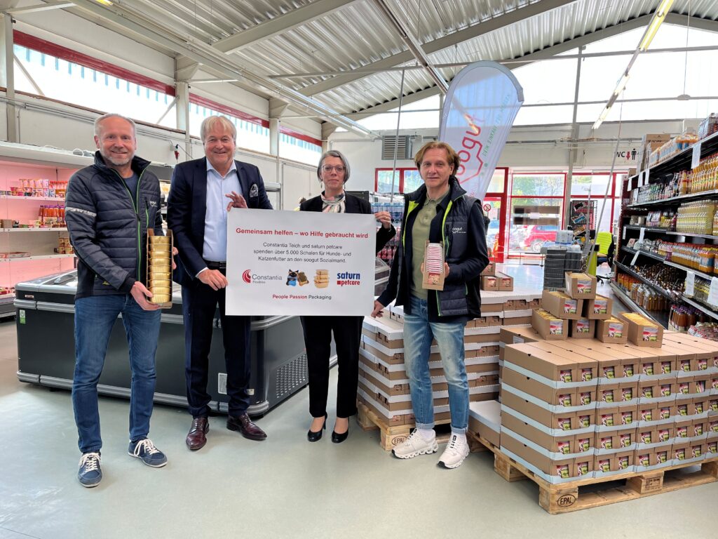 Vertreter:innen der Constantia Teich GmbH übergen mehr als 5000 Schalen Tierfutter an den soogut Sozialmarkt in St. Pölten.