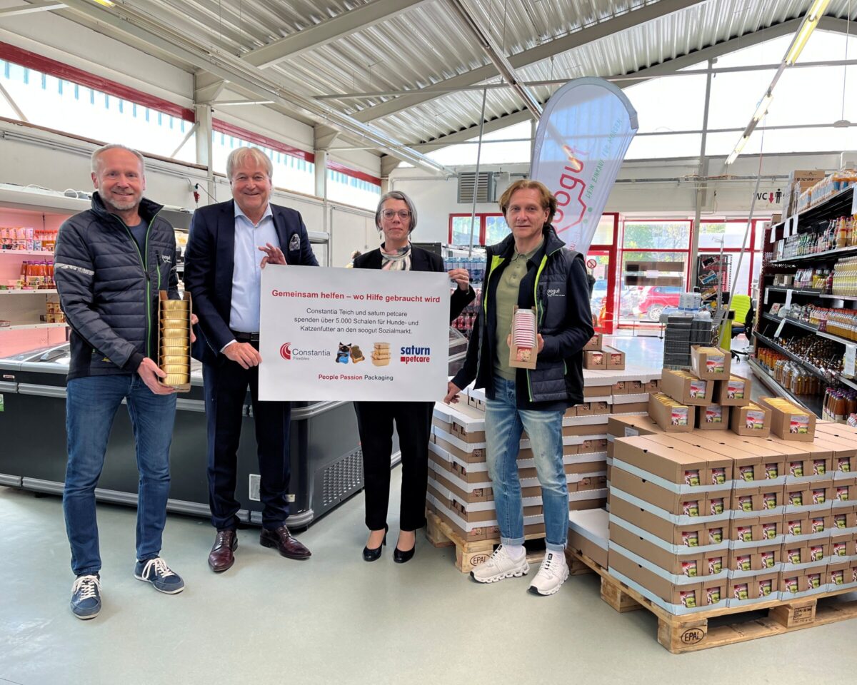 Vertreter:innen der Constantia Teich GmbH übergen mehr als 5000 Schalen Tierfutter an den soogut Sozialmarkt in St. Pölten.