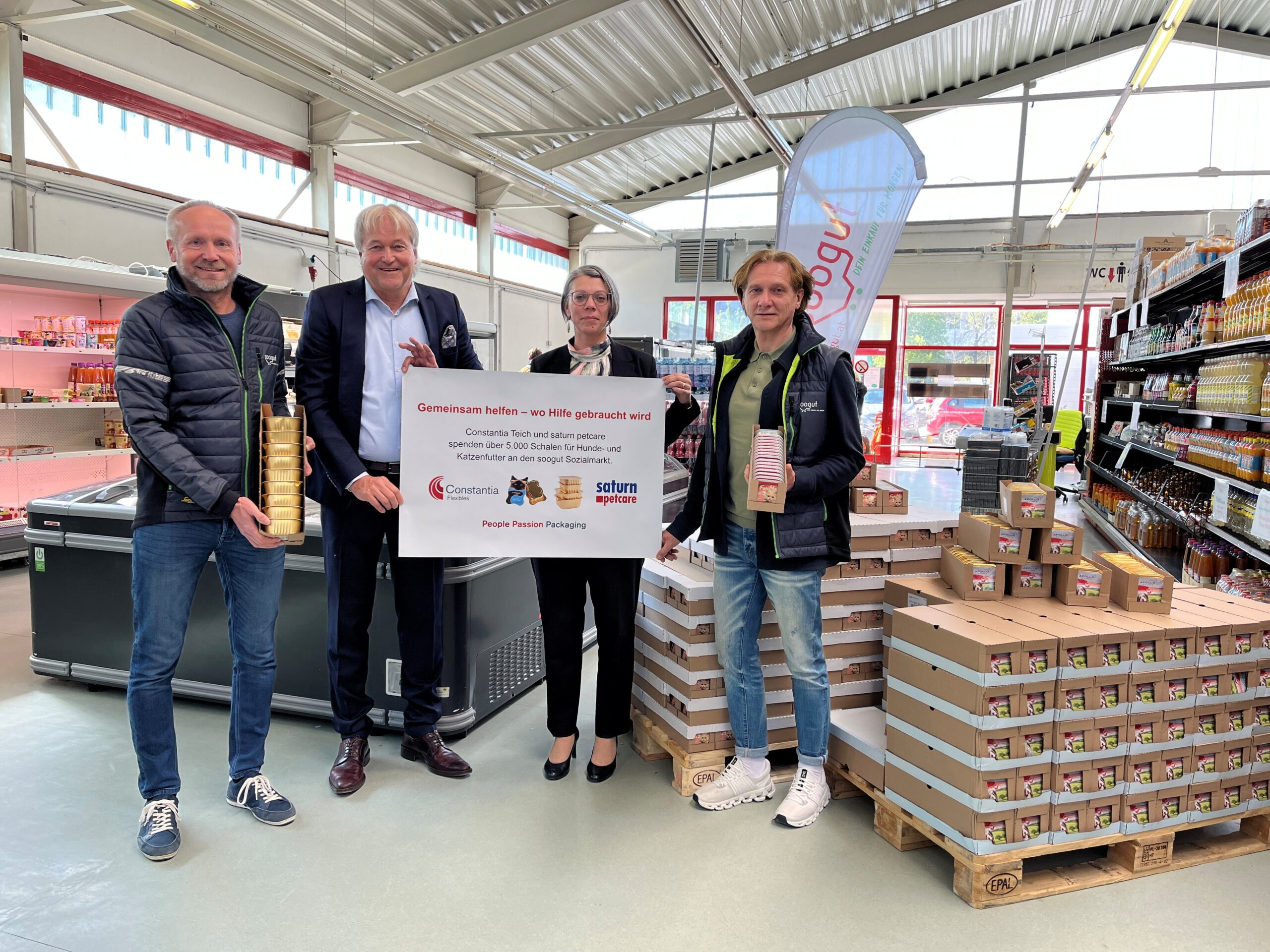 Vertreter:innen der Constantia Teich GmbH übergen mehr als 5000 Schalen Tierfutter an den soogut Sozialmarkt in St. Pölten.