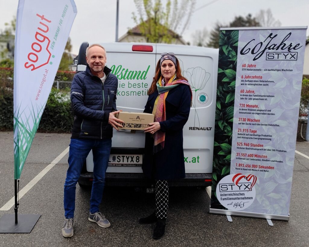 Michaela Stix übergibt 500 Stück Körpercreme an Thomas Denk, Warenbeschaffer für die soogut Sozialmärkte.
