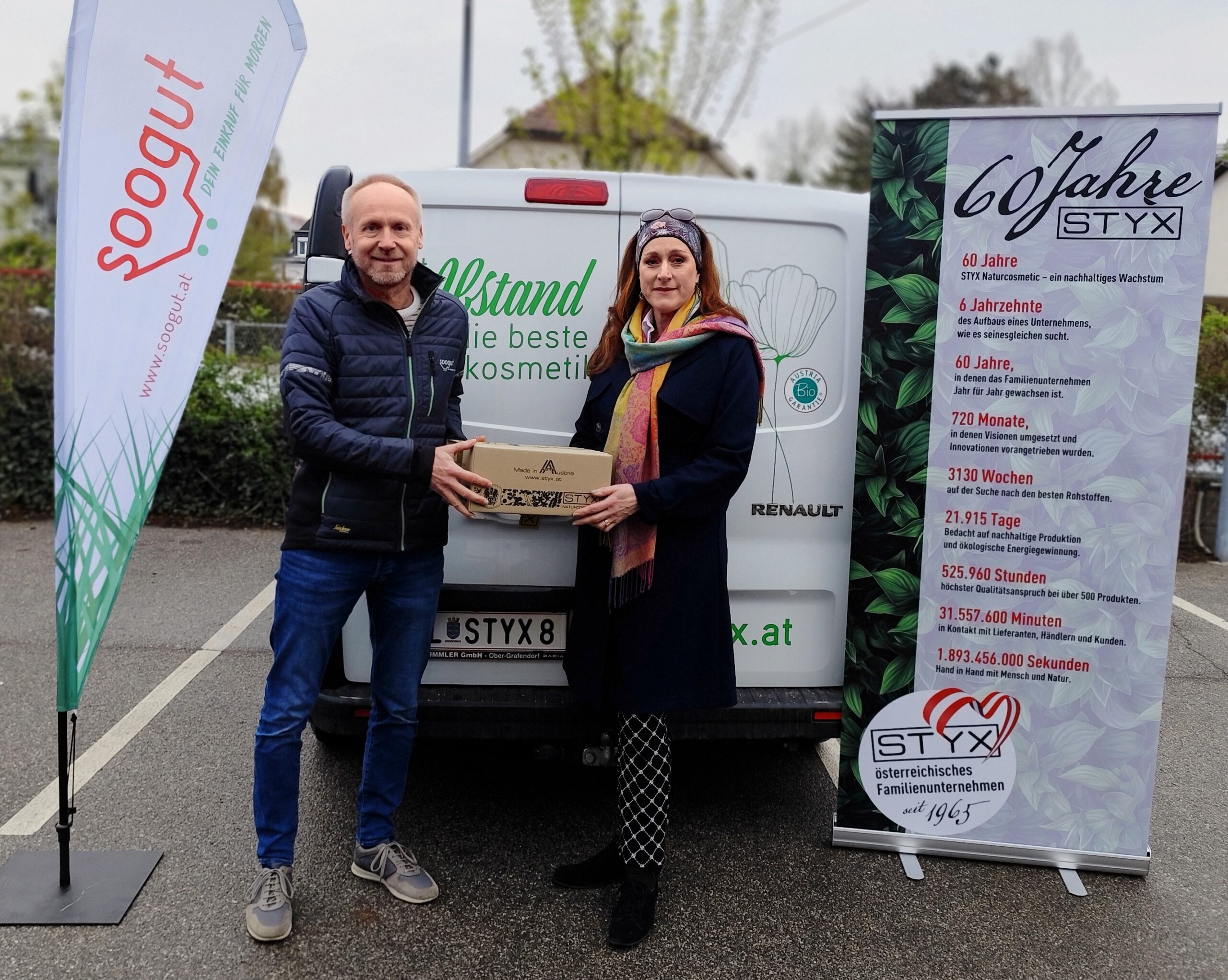 Michaela Stix übergibt 500 Stück Körpercreme an Thomas Denk, Warenbeschaffer für die soogut Sozialmärkte.