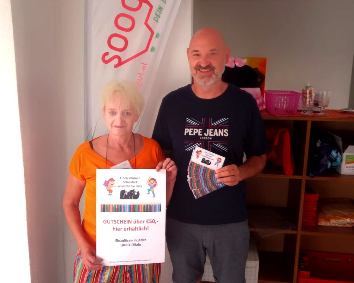 Herbert Grurl von FUFU übergibt dem soogut Sozialmarkt in Waidhofen an der Ybbs LIBRO Gutscheine im Wert von 50 Euro pro Gutschein. Diese werden an die für die Schulstart-Aktion angemeldeten Kinder übergeben.
